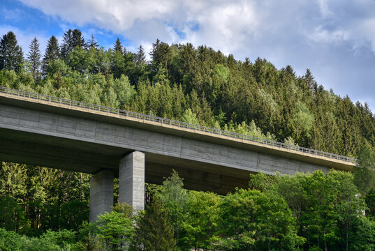 Autobahn, Autobahnbr&uuml;cke, Br&uuml;cke, Fahrbahn, Pfeiler, Br&uuml;ckenpfeiler, Gel&auml;nder, verkehr, Tauernautobahn, Gm&uuml;nd, K&auml;rnten, Wald, Berg, steil, Verkehr, A10, E55, E66, &Ouml;sterreich, Spittal, Spittal an der D