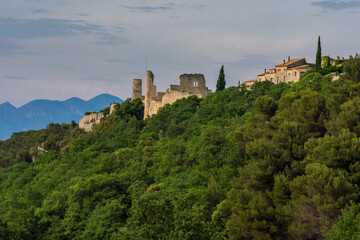 Vue sur le village médiéval du Crestet en Provence