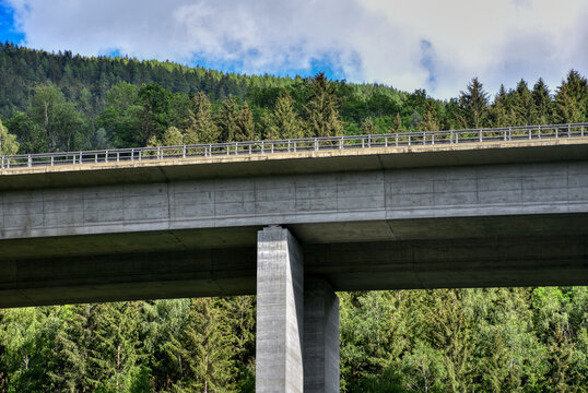 Autobahn, Autobahnbr&uuml;cke, Br&uuml;cke, Fahrbahn, Pfeiler, Br&uuml;ckenpfeiler, Gel&auml;nder, verkehr, Tauernautobahn, Gm&uuml;nd, K&auml;rnten, Wald, Berg, steil, Verkehr, A10, E55, E66, &Ouml;sterreich, Spittal, Spittal an der D