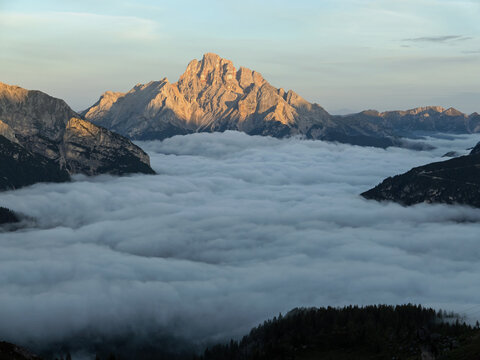 Hohe Gaisl / Croda Rossa d'Ampezzo , Berg in den Dolomiten. Wolken über dem Tal, Sonnenaufgang