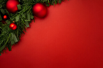 Obraz na płótnie Canvas Christmas background made with garlands on a red background