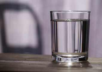baso de cristal con agua y fondo claro