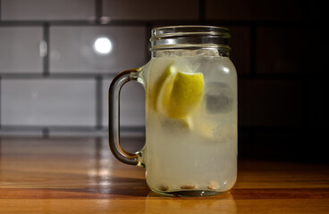 Refrescante limonada con hielo y rebanadas de limón natural