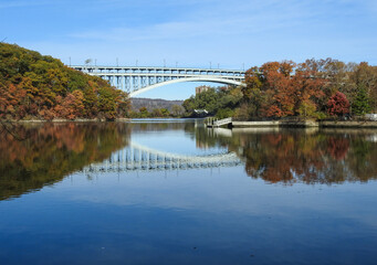 Fototapeta na wymiar Bridge fall landscape, fall reflection, bridge 