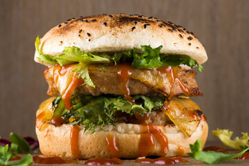 Hamburger maison avec laitue et fromage