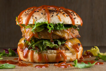 Hamburger maison avec laitue et fromage