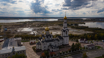 Naklejka premium beautiful church in the city shot from above