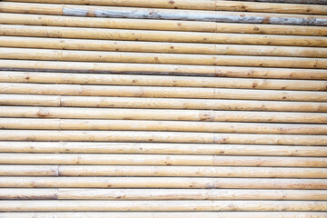 Mauer aus Holzlatten erbaut