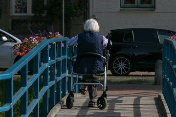 alte Frau sitzt im Rollator, Mobilität, Pflege, Alter