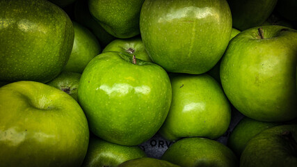 Fototapeta na wymiar green apples on the market