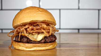 HAMBURGUESA CON QUESO Y CEBOLLA FRITA