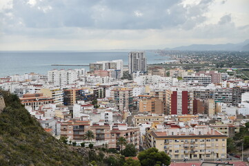 Obraz premium una ciudad en la orilla del mar