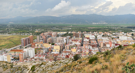 una ciudad en la orilla del mar