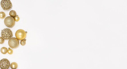 Bolas de navidad doradas sobre fondo blanco horizontal