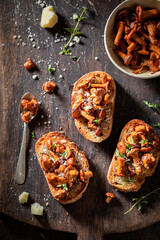 Enjoy your Toast made of wild mushrooms, thyme and olive