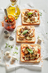 Crunchy Toast with mushrooms, basil and cheese