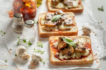 Crunchy Toast with mushrooms, cheese and olive oil