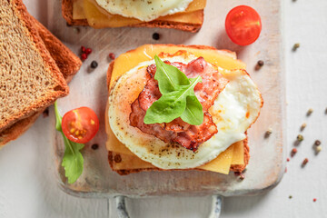 Crunchy toast with egg, cheese and bacon