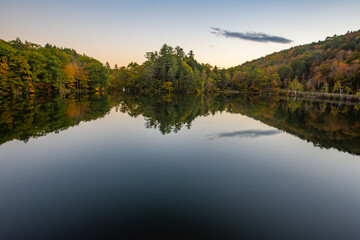 Obraz premium lake in autumn at sunset