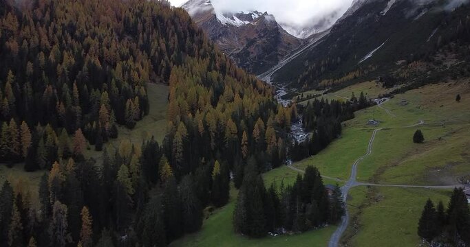 Berg Muttekopf in Tirol, Herbstwetter in den Alpen, Alpenlandschaft im Herbst