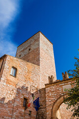 Naklejka premium 'Porta Montanara' (Mountain Gate), one of the ancient entrance of Spello, a charming little town in Umbria