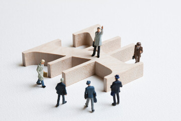 円マークとビジネスマンのミニチュア