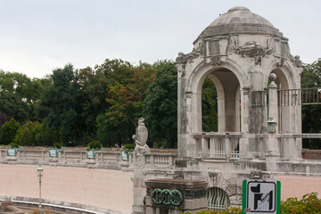 Obraz premium Volksgarten o Parque del Pueblo en la ciudad de Viena, pais de Austria, rio Danubio, plantas y arboles
