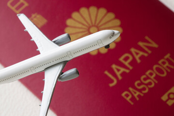 ミニチュアの飛行機とパスポート