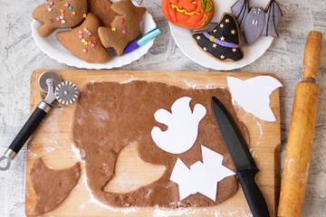 Funny gingerbread. Halloween gingerbread. Making homemade gingerbread cookies for Halloween. Cutting and decorating Halloween items from gingerbread.