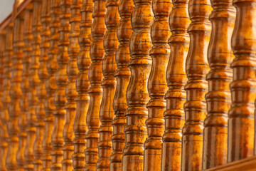 Barandas de madera torneada en una escalera. Enfoque selectivo.
