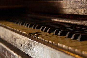 Detalle de un órgano musical antiguo y muy deteriorado por el uso.