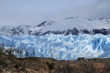 glaciar y monta&ntilde;as
