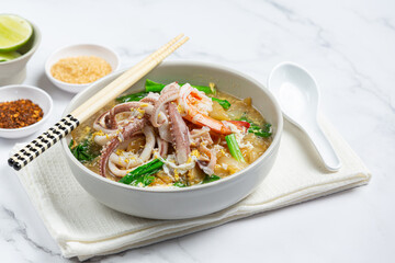 thai food;Wide Noodles in Gravy Seafood or Rad Na