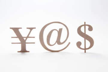 円とドルとアットマーク