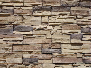 Muro con recubrimiento decorativo cafe-gris iluminado a la luz del medio día 2
