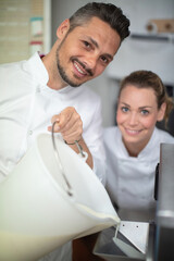 Obraz premium female pastry cook holding tray of pastries