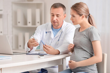 Obraz premium Pregnant diabetic woman visiting doctor in clinic