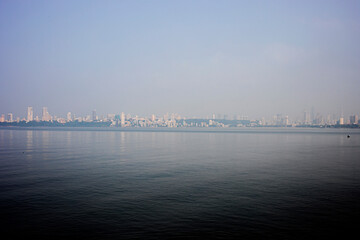 Obraz premium Marine Drive Mumbai Skyline against the sea