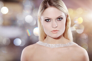 Fashion Model Frau Gesicht mit Collier und Glitzer Hintergrund Nahaufnahme
