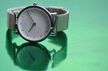 The clock lies on a green background.