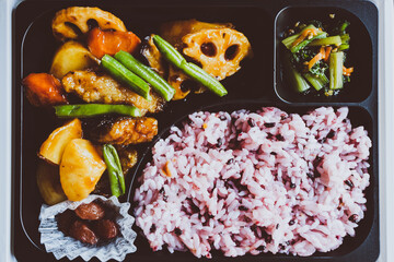 弁当 十六穀米 野菜黒酢和え 横