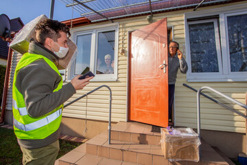 Volunteer came to an elderly couple in quarantine during the lockdown. Man brought food to the elderly citizens.