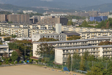千里ニュータウン新千里東町（大阪府豊中市）を望む（東丘住宅・府営新千里東住宅・東丘小学校）