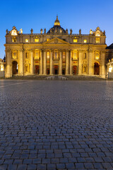 Obraz premium St Peter Basilica in Vatican at Dusk