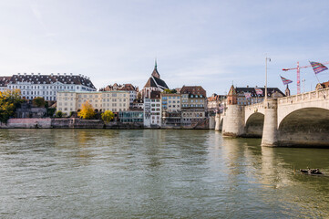 Fototapeta premium Basel, Rhein, Rheinbrücke, Altstadt, Martinskirche, Rheinsprung, Rheinufer, Boote, Stadt, Altstadthäuser, Grossbasel, Herbst, Schweiz