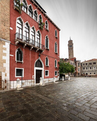 Fototapeta na wymiar Schiefer Turm Campo Santo Stefano Venedig