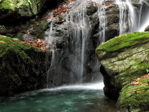 Fascinated by the beautiful waterfall (Japanese waterfall) 埼玉県・秩父不動滝 (大除沢不動滝)の滝壺