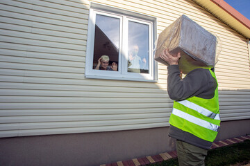 Soldier came to an elderly couple in quarantine during the lockdown. A volunteer brought food to the elderly citizens.