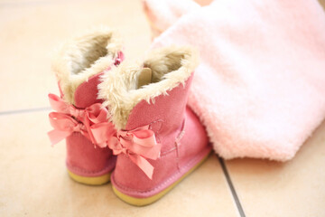 ピンク色のブーツ