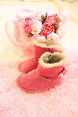 ピンク色のブーツと花